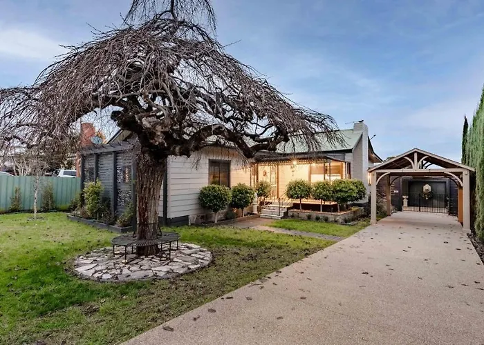 The Weeping Elm - Large And Spacious